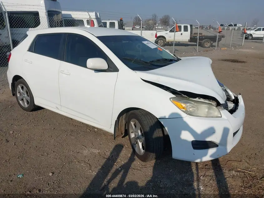 2009 TOYOTA MATRIX White VIN: 2T1KU40E69C075790